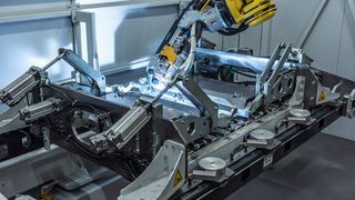 Beim Schweißen von Strangpressprofilen aus Aluminium greift Alu Menziken Euromotive im oberösterreichischen Ransdorf auf das robotergestützte Laserhybridschweißen von Fronius Welding Automation zurück. Sowohl Stumpf- als auch Kehlnähte und Materialüberstände stellten dabei kein Problem dar. (Fronius)