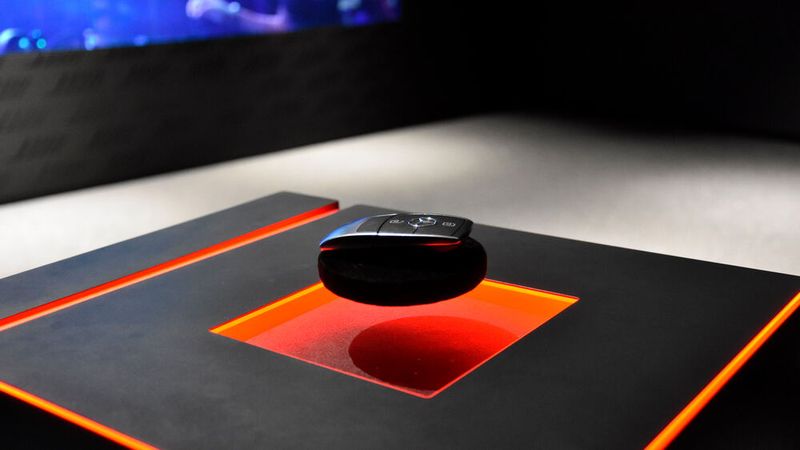 Am Ende der Fahrzeugübergabe schwebt der Schlüssel empor. (Bild: Simon – »kfz-betrieb«)