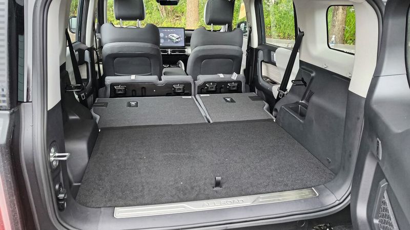 Werden die Sitzflächen nach vorne gewickelt und die Lehnen der Rückbank nach vorne geklappt, entsteht ein ebener Kofferraumboden. (Bild: sp-x)