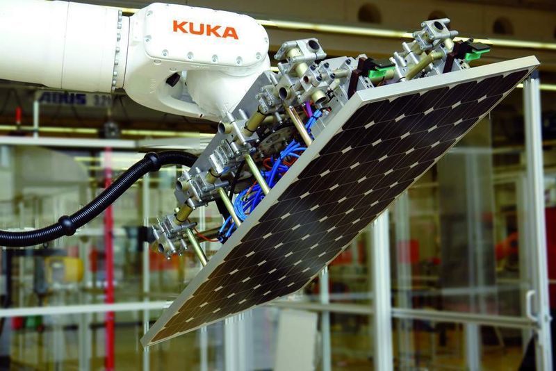Für das schonende Handling der Solarmodule sind spezielle Greifer erforderlich. Bild: Kuka Systems (Archiv: Vogel Business Media)