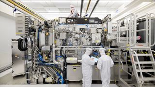 Montage eines EUV-Lithografiesystems im Reinraum von ASML. Bislang haben die Niederländer ein Quasi-Monopol auf diese für die Mikrochipfertigung essenziellen Hightech-Maschinen. (Bild: ASML/ Bart van Overbeeke)