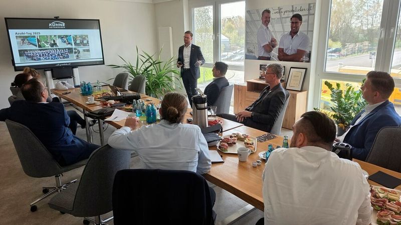 Mike Kühne und sein Sohn Heinz Kühne stellten der Jury ihr Leitbild „Mitarbeiter im Fokus – weil’s persönlicher ist!“ vor. Es fußt auf drei Säulen: einem vereinfachten Recruitingverfahren, einem Belohnungsprinzip für langjährige Mitarbeiter und zahlreiche, zum Teil sehr außergewöhnliche Benefits wie einen Kinderwagen-Zuschuss. (Bild: Mauritz – VCG)