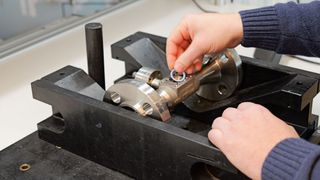Während der Bearbeitung durch den Mitarbeiter erkennt Merlic die Montage der Dichtung. (Bild: Endress+Hauser)