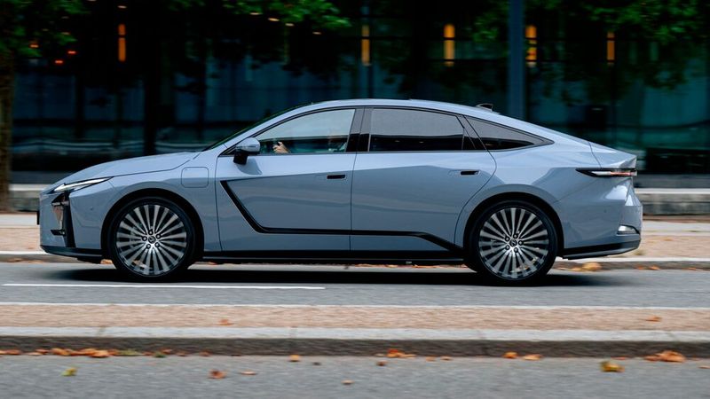 Insgesamt steht der ES gut proportioniert da. (Bild: Lexus)