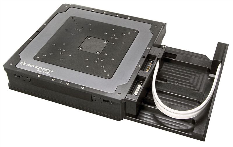 Gut positioniert beispielsweise bei schwierigen Scann-Anwendungen: Mit dem Planar-System deckt Aerotech ein breites Feld an Positionierungsanwendungen ab: vom Oberflächen-Profiling bis hin zum LED-Wafer-Scribing. Im Bild: ein Planar DL mit integriertem Kabelmanagement – die Kabel sind sicher im Tisch verstaut. 