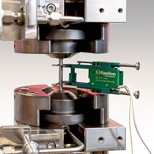 Ein Extensometer wird an der Hohlprobe angebracht.(Bild:  Zwick Roell)