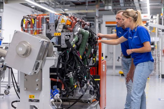 Ab heute startet offiziell die Wasserstoffzukunft bei Bosch in Stuttgart-Feuerbach. Das wurde heute im Rahmen der Veranstaltung Bosch Tech Day 2023 verkündet. Erfahren Sie hier, was das Hightech-Unternehmen mit Blick auf eine klimaschonendere Mobilität alles plant. Ab heute startet offiziell die Wasserstoffzukunft bei Bosch in Stuttgart-Feuerbach. Das wurde heute im Rahmen der Veranstaltung Bosch Tech Day 2023 verkündet. Erfahren Sie hier, was das Hightech-Unternehmen mit Blick auf eine klimaschonendere Mobilität alles plant.