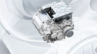 Bosch hat aus drei Antriebsteilen eins gemacht. Motor, Leistungselektronik und Getriebe sind kompakt kombiniert und treiben unmittelbar die Achse des Autos an. Das macht den Antrieb nicht nur deutlich effizienter, sondern auch günstiger. (Bosch)