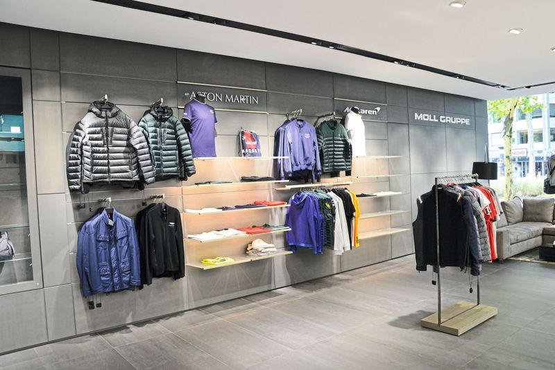 Moll präsentiert an dem Standort Fahrzeugmarken rundum – mitsamt dem passenden Merchandise. (Bild: Achter/»kfz-betrieb«)