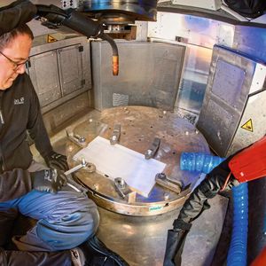 Stefan Burger, Projektingenieur bei Bionic Production, beim Einspannen eines Werkstücks in der Mobile Smart Factory.(Bild:  Peiseler / Ulrich Perrey)