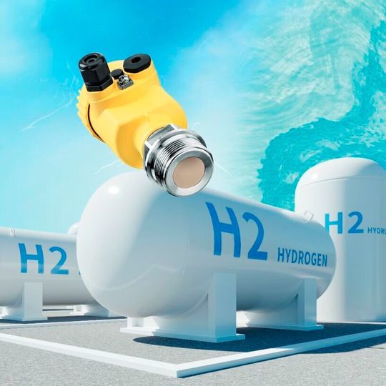 Die Füllstandsensoren von Vega messen zuverlässig den Füllstand in Wasserstofftanks und -behältern und warnen bei Überfüllung, Unterschreitung oder Leckage. Auch bei kleinen Messbereichen liefern sie sichere Messergebnisse. Einbauten stören das präzise Ergebnis nicht.(Bild:  Vega Grieshaber)