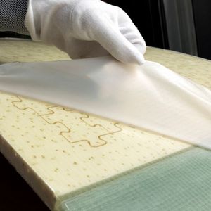 Blick auf den Windkraftrotordemonstrator, den man mithilfe der neuartigen Trennfolie Peelplas am Fraunhofer-IFAM mit Projektpartnern hergestellt hat. Das Bauteil kann nicht nur mit weniger Aufwand gefertigt werden, es kann auch sofort lackiert werden, heißt es.(Bild:  Fraunhofer-IFAM)