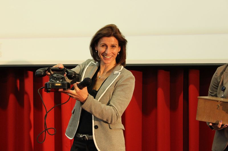 Einen Preis der besonderen Art erhielt dieses Telefon. Daniela Schilling, Leiterin der Vogel IT-Akademie, kürte dieses antike Device in der Kategorie „Bring your old device“ zum Sieger.  (Vogel IT-Medien)
