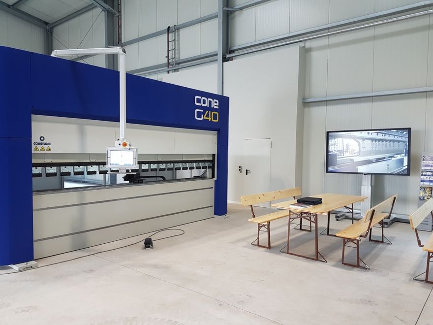 ATS_Blechbearbeitungsmaschinen_Vorf_hrzentrum_Vorf_hrhalle_Showroom_CoastOne_Abkantpressen ()