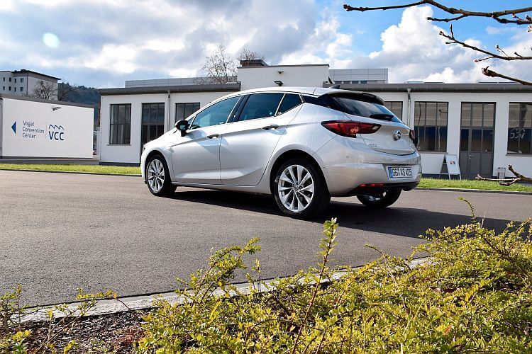 Mit den aufpreispflichtigen 17-Zoll-Rädern sieht der Astra richtig stämmig aus. (Foto: Rosenow)