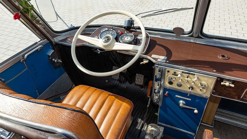 Von hier aus steuerte der Fahrer in dem 9.300 mm langen und 2.400 mm breiten Omnibus. Am anderen Ende, im Heck, werkelte ein Sechzylinderdiesel mit 100 PS aus dem Hause Henschel. (Bild: Daimler Truck AG)
