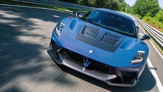 Der GT2 „Stradale“ stammt von einem echten Rennwagen ab. (Bild: Maserati)