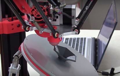 Bei dem von den ZHAW-Studenten entwickelten 3D-Drucker ist nicht nur der Druckkopf sondern auch die Druckplatte beweglich. (ZHAW)