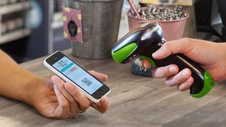 Kürzere Wartezeiten an der Kasse dank der leistungsstarken Barcode-Dekodierungssoftware „SwiftDecoder“ bedeuten, dass mehr Kunden in kürzerer Zeit bedient werden können. (Bild: Honeywell)