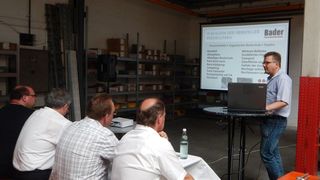 Matthias Bader informierte in seinem Vortrag über modernen Rostschutz und die DIN EN 1090. (Bild: Bader Pulver)