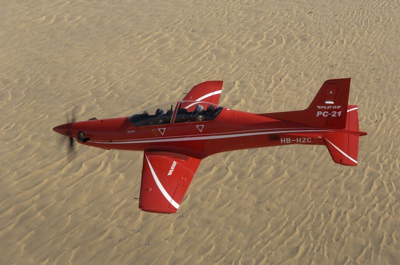 Die PC-21 fliegt über die Wüste. (Bild: Pilatus)