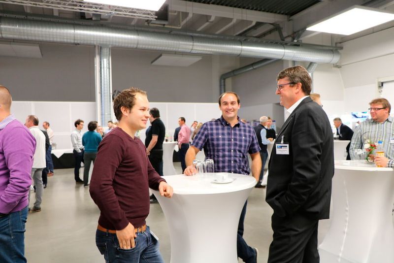 In den Pausen hatten die Besucher die Möglichkeit, Kontakte zu knüpfen, die Expo zu besuchen und sich zu stärken.  (K. Juschkat/konstruktionspraxis)