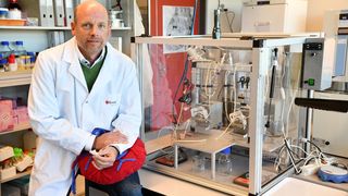 Der Empa-Forscher Peter Wick hat sich mit seinem Team dem Safe-and-Sustainable-by-Design von Graphen gewidmet. (Bild: Empa)