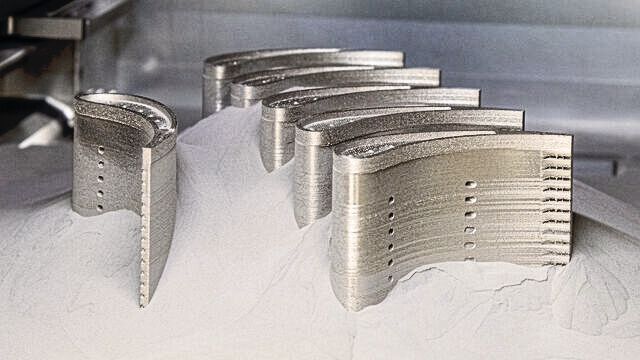 Additive Fertigung von Turbinenschaufeln - für Anwendungen wie diese will das neue Kompetenzzetrum der BAM technische Hürden abbauen und Hersteller beraten.(Bild:  Bundesanstalt für Materialforschung und -prüfung (BAM))
