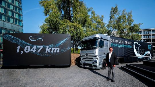 Daimler Truck hat es geschafft! Der GenH2 Truck ist mit einer Tankfüllung flüssigen Wasserstoffs über 1.000 Kilometer von Wörth am Rhein bis Berlin gefahren, ohne Emissionen zu verursachen. Das macht den Daimler-Truck-Vorstand Dr. Andreas Gorbach natürlich stolz. Daimler Truck hat es geschafft! Der GenH2 Truck ist mit einer Tankfüllung flüssigen Wasserstoffs über 1.000 Kilometer von Wörth am Rhein bis Berlin gefahren, ohne Emissionen zu verursachen. Das macht den Daimler-Truck-Vorstand Dr. Andreas Gorbach natürlich stolz.