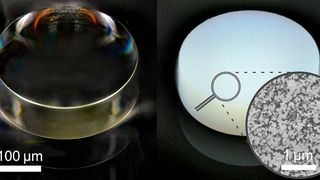 Der mit einem speziellen Fotolack gedruckte rechte Mikrozylinder sieht weiß aus, weil seine Struktur schwammig ist – reflektiertes Licht wird gestreut wie bei Badeschaum. Der linke ist transparent und aus üblichem Fotolack. (3DMM20)