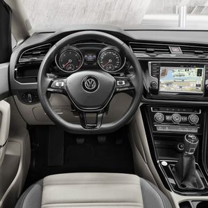 Volkswagen verbaut Spur- und einen Abstandshalter, eine Notbremsfunktion und Hilfen für das Ein- und Ausparken. (Foto: Volkswagen)