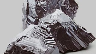 Lithium ist für die Herstellung von Batterien für Elektroautos bisher unerlässlich. Leider hängen Europa und Deutschland von Importen ab. Damit sich die Versorgung unabhängiger gestaltet, werden jetzt gleich zwei Projekte gefördert, die Lithium aus Deutschland heranschaffen sollen. (Bild: Mineralshow)