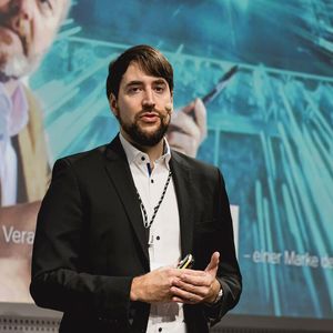 Dr. Sebastian Schweigert-Recksiek, ebenfalls :em engineering methods AG, erläuterte, welchen Nutzen der digitale Zwilling haben kann. (Bild:  Stefan Bausewein - VCG)