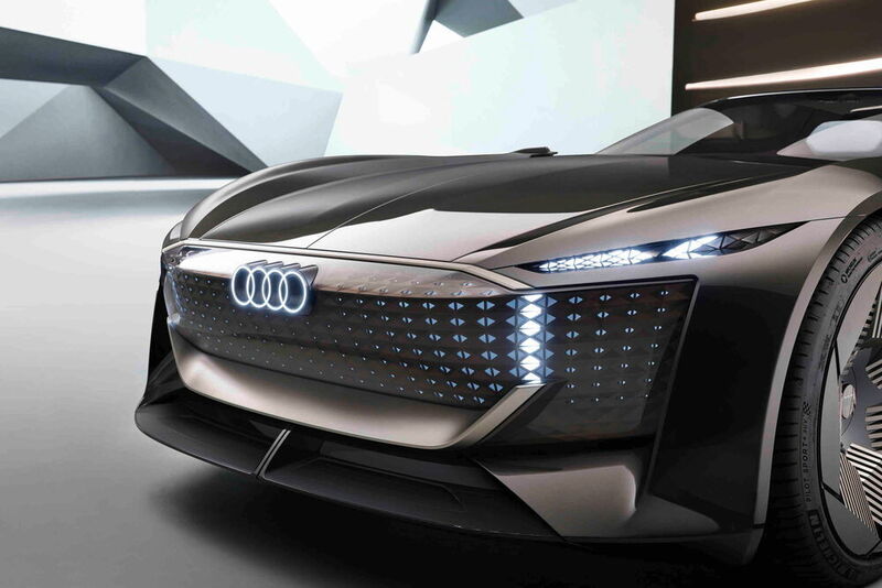 Serienmodelle werden wohl den digitalen Grill übernehmen, der nicht mehr der Luftzufuhr dient, sondern hinter dessen Oberfläche diverse Sensoren, Kameras, Laser, Radar und Ultraschall stecken. (Audi)