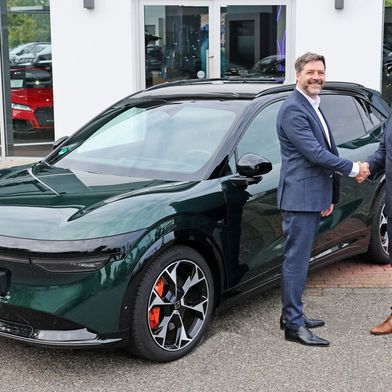 Lukas Dohle (li.), Geschäftsführer Zeekr Deutschland, und Alexander Gotzen, Sales Manager New Cars bei der Jacobs-Gruppe. (Bild: Zeekr)