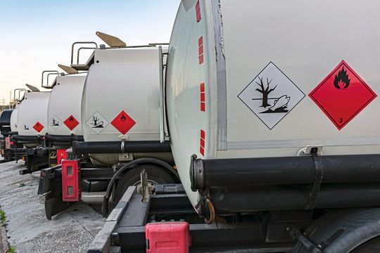 „Entzündliche Stoffe“: Dieses Label findet sich auf vielen Gefahrguttransportern. Ist die Elektrifizierung in diesem Bereich eine Option? „Entzündliche Stoffe“: Dieses Label findet sich auf vielen Gefahrguttransportern. Ist die Elektrifizierung in diesem Bereich eine Option?