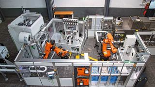 Vollautomatisierte Bearbeitungslinie mit einem Multi-Surf-Finisher und einer Durchlaufwaschanlage von Rösler. (Rösler Oberflächentechnik GmbH)