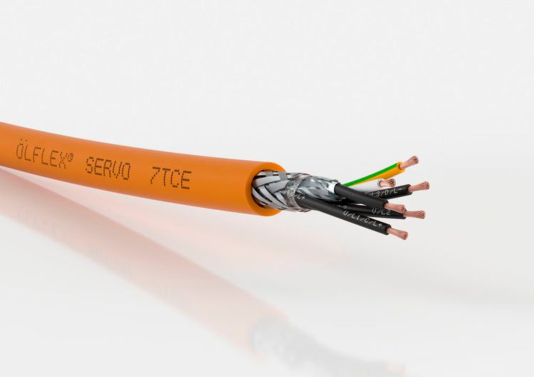 Die Servoleitung Ölflex Servo 7TCE von Lapp soll zu Servoantrieben namhafter Hersteller passen und verfügt über die Listings UL TC-ER sowie Flexible Motor Supply. Ihr Innenaufbau besteht aus der Aderisolation XLPE und einem Außenmantel aus einem thermoplastischen Elastomer. Das ergibt eine kapazitätsarme Konstruktion und ermöglicht die Überbrückung großer Distanzen zwischen Servoregler und Motor. Die Leitung erfüllt diverse Vorgaben für Ölbeständigkeit, Flammwidrigkeit und UV-Beständigkeit, jeweils auch nach nordamerikanischen Normen.  Lapp auf der Messe SPS IPC Drives 2017: Halle 2, Stand 310 (Lapp)