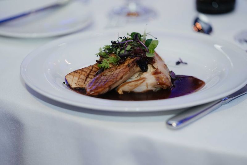Und schon serviert das Service-Teams des Maximilian's das Hauptgericht: Ochsenbäckchen auf Pürree mit Spitzkohl. (Bild: Manuel Emme Fotografie)