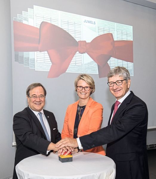NRW-Ministerpräsident Armin Laschet, Bundesforschungsministerin Anja Karliczek und Prof. Wolfgang Marquardt weihen den Rechner ein. (Forschungszentrum Jülich / Wilhelm-Peter Schneider)