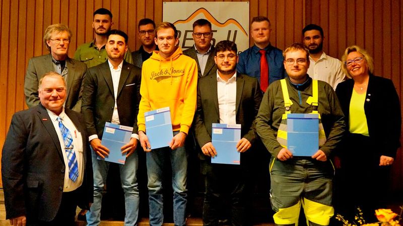 Über sieben neue Kfz-Mechatroniker-Gesellen freut sich die Kfz-Innung Osterode. Es gratulierten Obermeisterin Svenja Fricke (r.) sowie Alexander Riedel als Gesellenprüfungsvorsitzender (l., untere Reihe) und Kreishandwerksmeister Dirk Reinholz (l., mittlere Reihe). (Bild: Kfz-Innung Osterode)