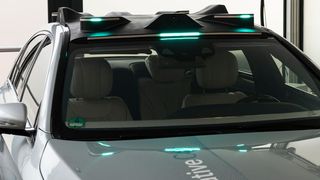 Sensoren verfolgen die Bewegungen von Menschen am Straßenrand und vor dem Fahrzeug. Die Lichter auf dem Dach zeigen Passanten, dass sie wahrgenommen wurden. (Mercedes-Benz)