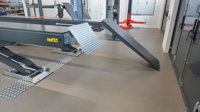 Für die unterschiedlichen Installationsvarianten sind verschiedenste Auffahrklappen und Auffahrkeile erhältich, um ein problemloses Befahren zu gewährleisten. (Bild: Autopstenhoj)