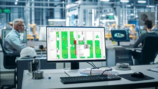 proMExS bildet Realität in der Fertigung ab: Die Planungsoberfläche zeigt farbcodierte Gantt‑Balken für Maschinen-, Personal‑ und Materialverfügbarkeit. (Bild: Bildkomposition iStock-1352825073 + Sack EDV-Systeme)