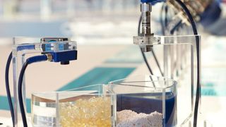 Was reflektiert wird detektiert: Ultraschallsensoren erkennen alle schallreflektierenden Objekte, transparentes Material und Flüssigkeiten mit hoher Messgenauigkeit in Reichweiten bis zu 15 m selbst bei verschmutztem Sensor oder Schwebstoffen in der Luft und bei störendem Fremdlicht. (Bild: Microsonic)