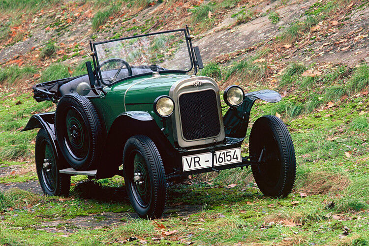 In Deutschland wollte Opel weiterhin die Nummer eins sein. Ab dem Jahr 1923 bauten die Opel-Brüder das Werk komplett um auf die Fließbandfertigung eines einzigen Kleinwagentyps in einer Ausstattung und einer Farbe. Der anfänglich stets grün lackierte Opel 4/12 PS „Laubfrosch“ avancierte mit 120.000 verkauften Einheiten zu einem Bestseller unter den frühen europäischen Volks-Wagen. (Foto: Opel)