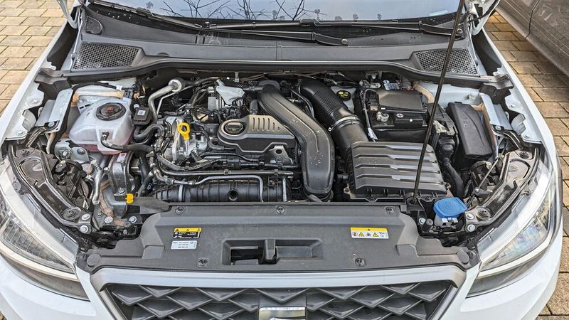 Der verbaute 1.5-TSI-Motor bringt es auf 110 kW/150 PS und stellt ein sehr ordentliches maximales Drehmoment von 250 Nm zwischen 1.500 und 3.000 Umdrehungen bereit. Damit kommt das Klein-SUV in 8,2 Sekunden auf 100 km/h und erreicht eine Höchstgeschwindigkeit von 210 km/h. Serienmäßig verteilt ein Siebengang-Doppelkupplungsgetriebe die Kraft an die Vorderräder, ein Schaltgetriebe ist nicht für Geld und gute Worte erhältlich. Unser Testverbrauch betrug rund 6,5 Liter. Wer seinen rechten Fuß zügelt, kommt mit gut einem Liter weniger aus; wer das Gegenteil macht, treibt den Spritkonsum auf Werte mit einer Acht vor dem Komma – passable Werte. (Bild: Simon – VCG)