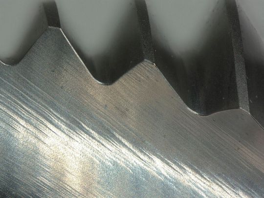 Nach der Bearbeitung: Werkzeuge lassen sich mit dem Hero Precision Jet wiederholgenau verrunden. Das verbessert die Oberflächengüte und schafft optimale Voraussetzungen für die nachgelagerte Beschichtung.(Bild:  Sonplas GmbH)
