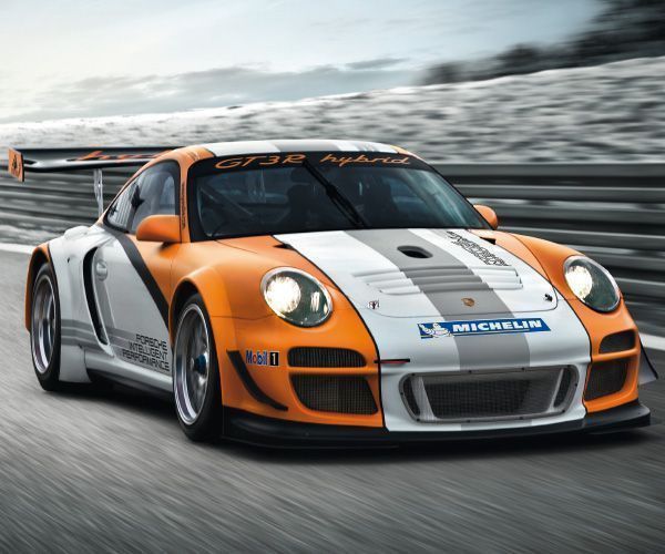 Beim Porsche 911 GT3 R liefert ein elektrischer Schwungradspeicher die Energie für die Elektromotoren (Bild: Porsche)