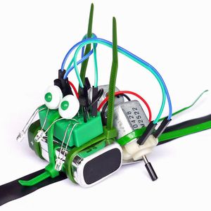 Der Mini-Roboter Mibo weicht Hindernissen aus, verschiebt Bausteine, folgt Linien oder Licht und Gegenständen in bestimmtem Abstand.